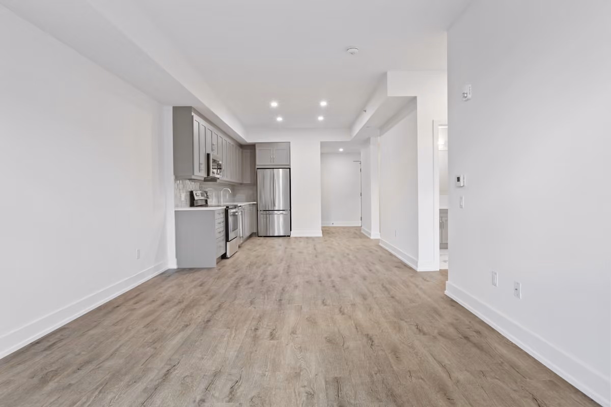 Appartamento vuoto con vista sulla cucina