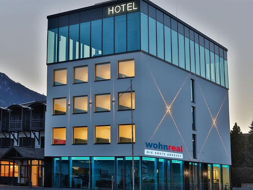 Wohnreal Bürogebäude mit Wohnreal-Schriftzug in Spittal an der Drau